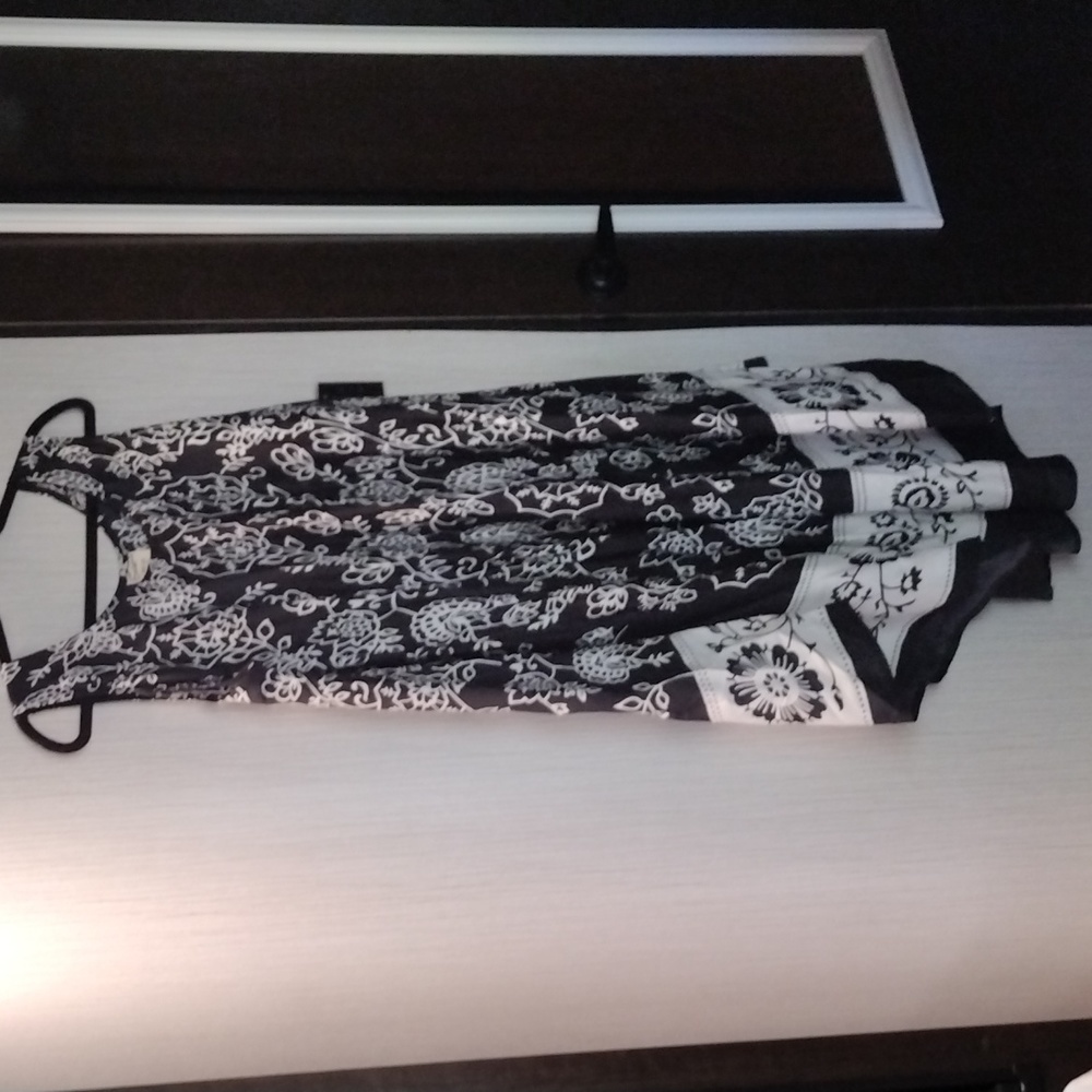 Exist Dress Black White Flowers Sleeveless Flowing Fullness size Free
